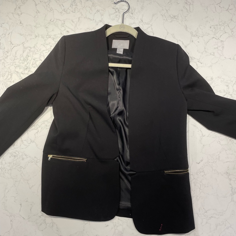 Fitted blazer in woven fabric with notched lapels. With welt front pockets